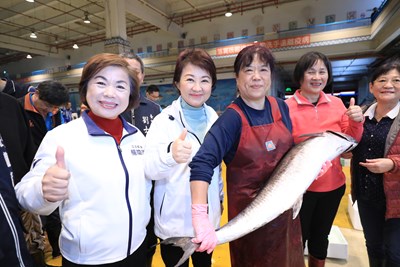 盧市長特別在清晨前往第一線，掌握實際價格與供貨狀況