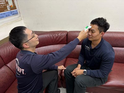 健康檢查專區配置血壓計、血氧機及額溫槍等基礎健康量測設備，協助同仁於勤前自主量測