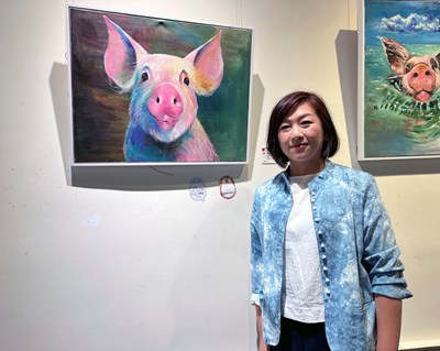 公01 郭曉君與作品《來～老公親一下！》，以溫暖幽默的視角描繪毛孩純真又討喜的瞬間_0