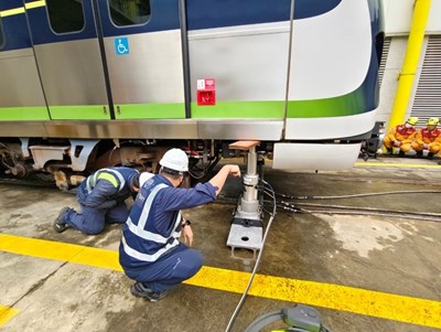 中捷公司維修人員進行頂升復軌救援作業流程。