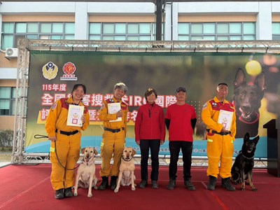 搜救犬鵬福-領犬員李偉碩與裁判官合影留念