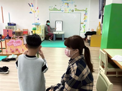 為幼生進行視力篩檢