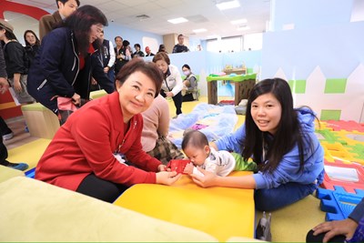 中區親子館落成啟用是給舊城區最好的新年禮物！盧市長發送小紅包給大小朋友，祝賀大家新年快樂!