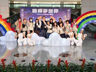 局長與如玲舞蹈表演藝術教育學院表演者、動保處志工及局內同仁們一起大合照