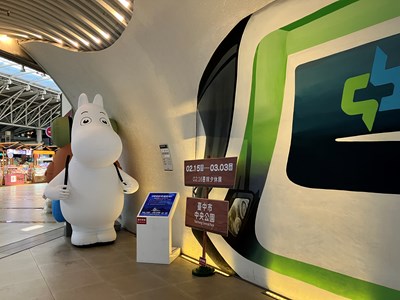 捷運高鐵臺中站出口設有姆明氣球模型。