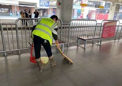 台中車站大平台、公車候車月台等位置，市府持續安排人員維護環境整潔