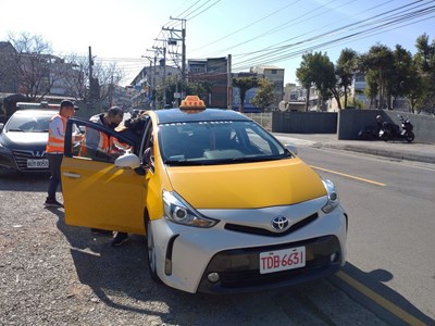 農曆春節民眾返鄉、旅遊活動頻繁，市府也持續安排計程車聯合稽查，呼籲計程車按表計費