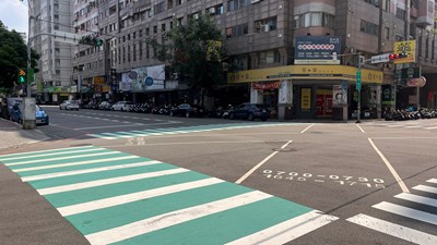 提升行人安全，中市府推動行人專用、行人早開號誌，強化人車分離