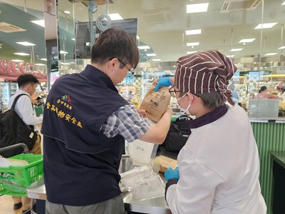 食安處稽查人員抽驗進口食品