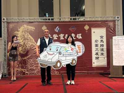 用行動實踐愛 陽光滿滿慈善協會捐贈中市府第4輛復康巴士