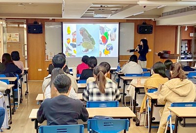 首場講座邀請林依儒獸醫師於課堂中講解鸚鵡飼養照護重點