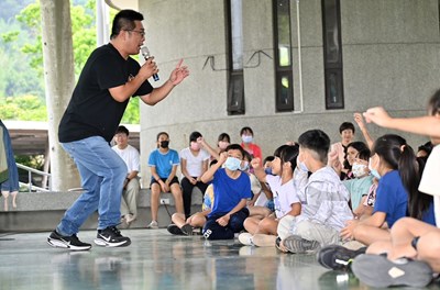 把道安說進孩子心裡！ 從偏鄉到市區 中市交通局攜手陸爸爸劇團榮獲金安獎