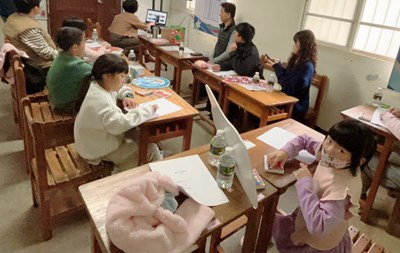 東勢地政運用課桌椅讓社區有臨時託育幼童場所