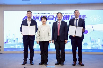 台中市數位局與群聯電子簽訂AI合作備忘錄，盧市長、數位局長林谷隆、群聯創辦人潘健成等人合影。