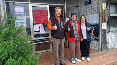 和平區調解委員會鄒盛達主席(左)、梨山賴盛功里長(中)與林秀玉調解委員(右)合影