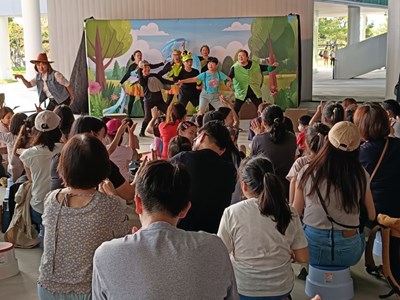 故事劇團志工在綠美圖遮蔭廣場表演，吸引許多民眾前來觀賞_0