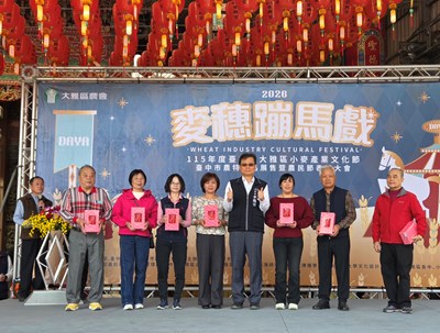 臺中市政府農業局李逸安局長為優良農民頒獎