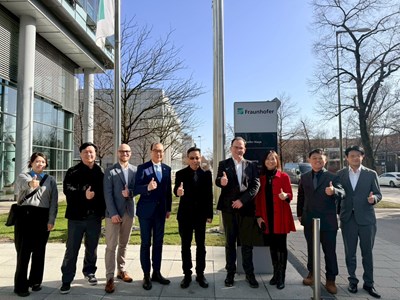 總部國際研究合作部創新市場組組長Mr. Christoph Mitterer(左三)、總部國際研究合作部創新市場組台灣區負責人Ms. Xuan Katheder (軒)(右三)與Mr. Steffen Grebe：總部 FIP 專案經理暨管理負責人Mr. Steffen Grebe(右四)