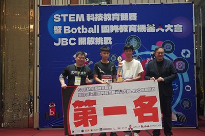 鄭副市長頒獎給與得獎同學-2_0_0