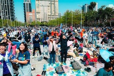 「台中英雄」張育成打出全壘打，現場球迷興奮吶喊