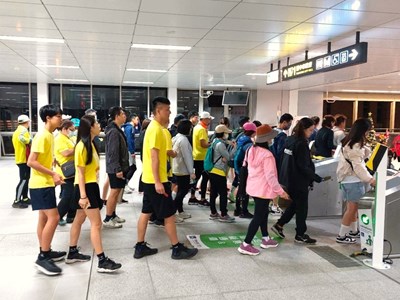 許多跑者搭乘捷運參加台中城市半程馬拉松。