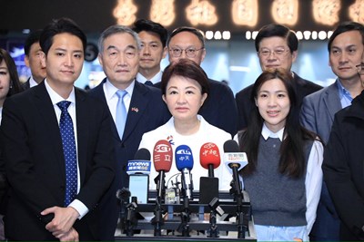 市長盧秀燕啟程前於機場受訪