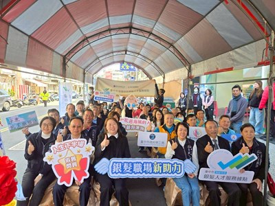 3月13日臺中市海線地區銀髮人才服務據點開幕-長官及與會貴賓合影