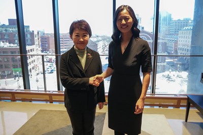 兩位女性首長互相勉勵