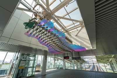中捷烏日站公共藝術《微浮》位於3樓穿堂挑空空間。