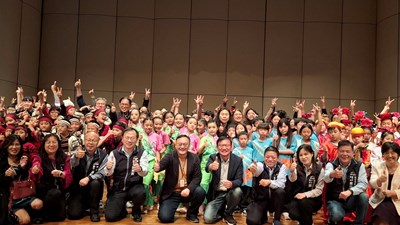 鄭副市長與全體參與師生合影_0