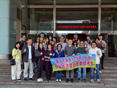 中市府會觀摩團於桃園市經發局合影