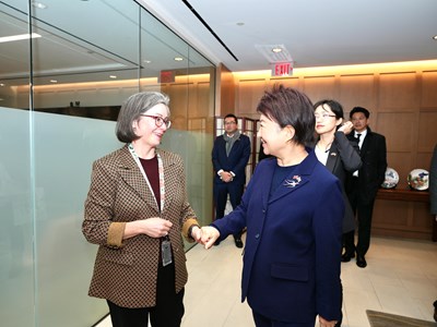 美國在台協會華盛頓總部執行理事藍鶯與盧市長