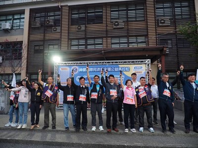 游局長與主辦單位國際同濟會台灣總會長馮輝文等貴賓為跑者鳴槍