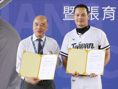 中捷公司由董事長顏邦傑(左)代表與中華隊球星張育成簽約。