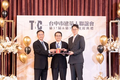 黃秘書長崇典監交第37屆會長黃顯洲（左）交接予第38屆會長張博鈞（右）