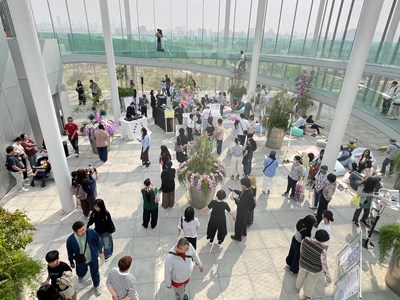 在綠美圖文化之森，民眾隨著音樂節奏度過愉快時光