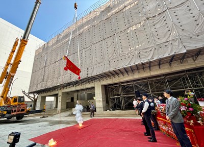中賓立體停車場BOT案工程規劃地上4層地下1層建築，今日舉辦上梁儀式