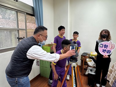 大南國小學童體驗測量儀器操作