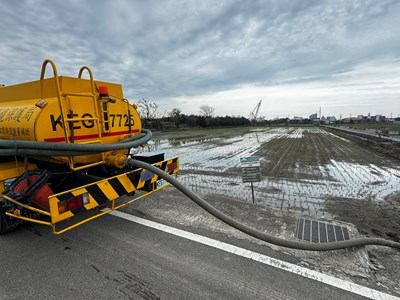 集運車輛載運沼肥於田間