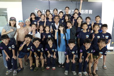 游志祥局長與參賽游泳小將們合影