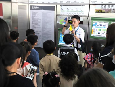 導覽人員介紹台中捷運可使用的票種。