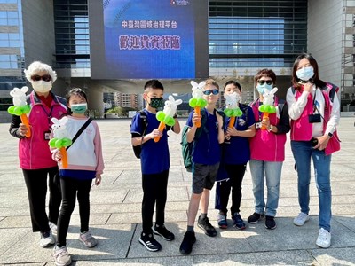 學童參加導覽開心與兔子造型氣球合影