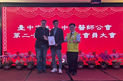 受頒服務年資滿40年醫師代表