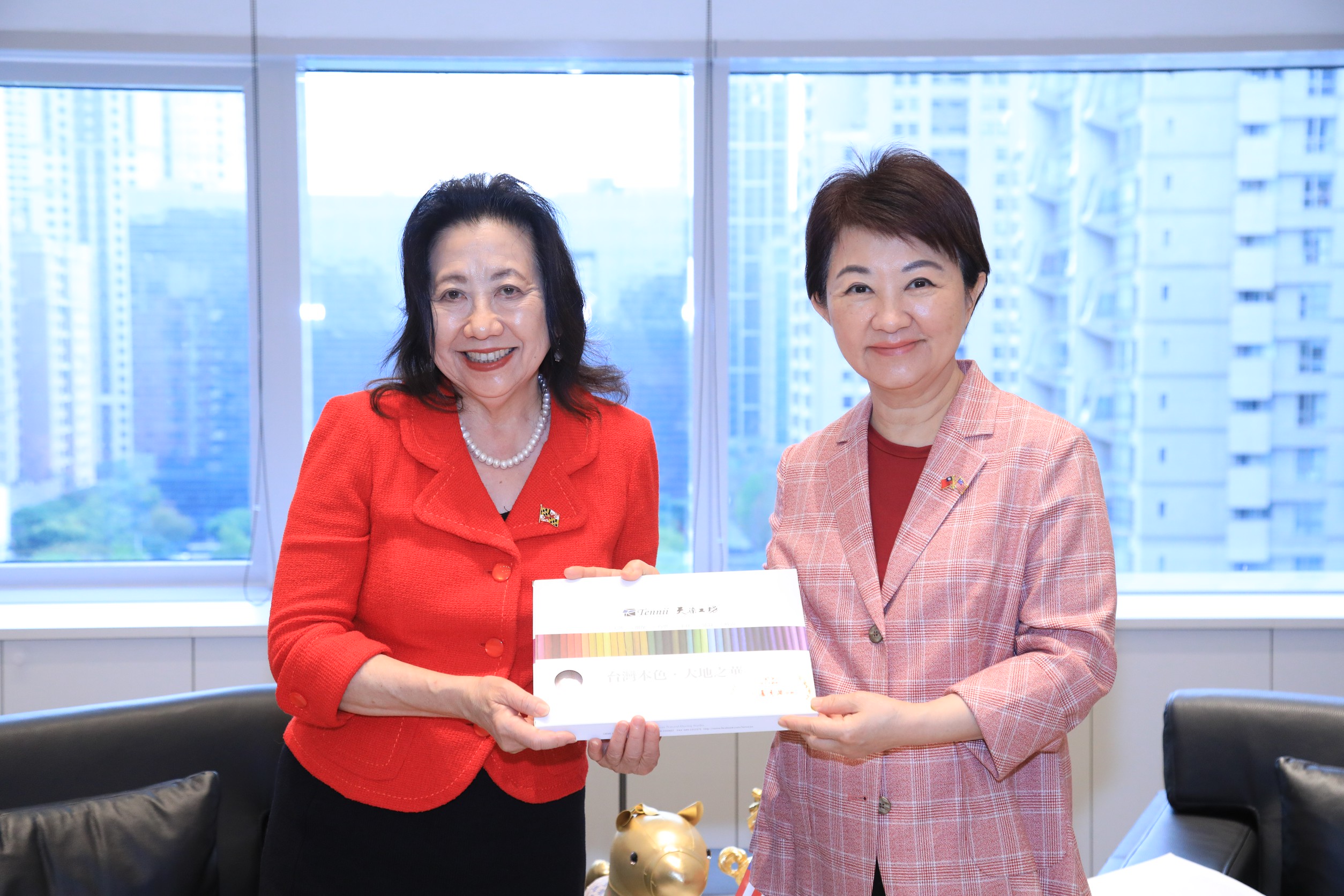 盧市長致贈纖維博物館手工織品_0