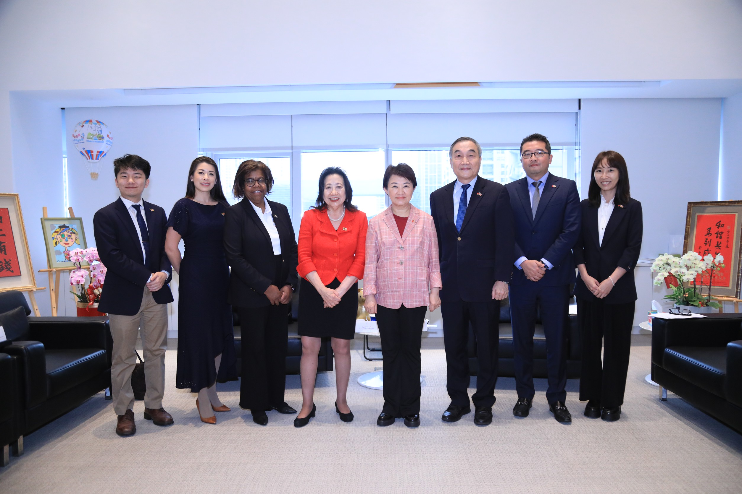 美國馬里蘭州州務卿李鳳遷(Susan C. Lee)昨日率團拜會中市府,市長盧秀燕親自接待