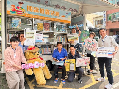 東勢地政所結合行動圖書車於現場向閱讀民眾宣導地政業務