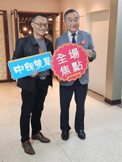 黃國榮副市長及中部美術協會理事長劉哲志邀請市民至大墩文化中心欣賞中部美展