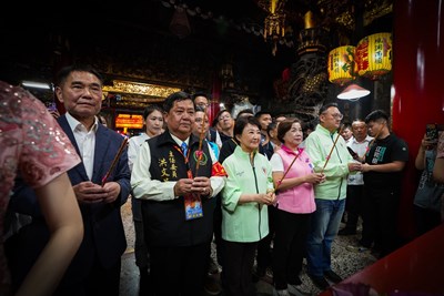 台中市長盧秀燕前往拱天宮參拜祈福，與苗栗縣長鍾東錦及拱天宮主委洪文華一同恭請媽祖登轎，虔誠祈求進香活動平安順利圓滿成功。