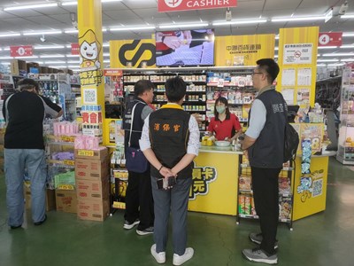 經發局4月10日再會同調查局臺中市調查處、消保官等單位聯合稽查市售塑膠袋有無缺貨或不當囤貨情形