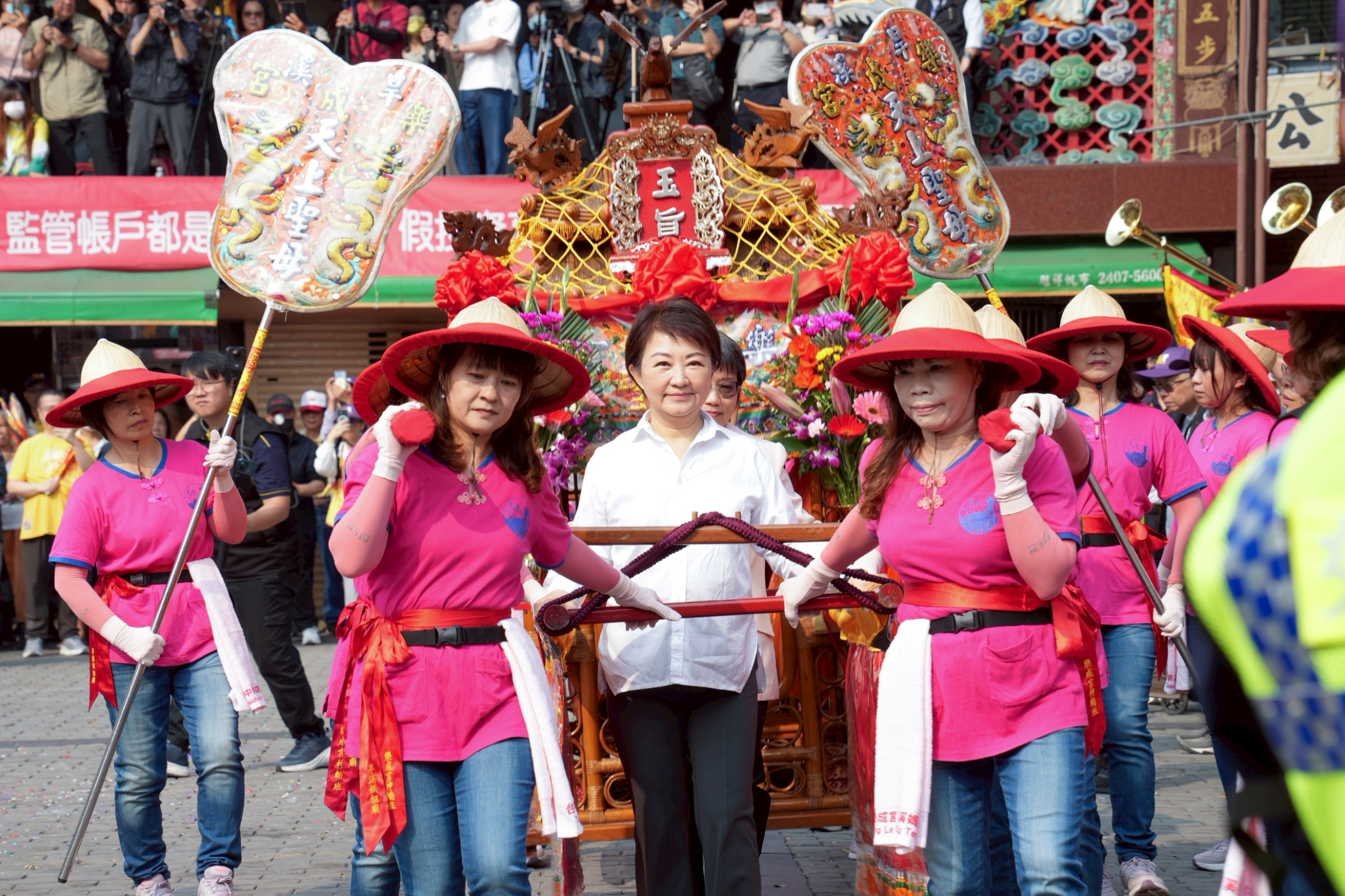 盧秀燕親自扶鑾轎與女子神轎班踩著大小禮步。（圖/台中市府提供）